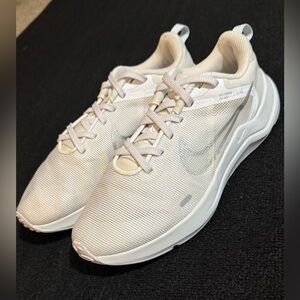 Nike Downshifter 12 Women’s 7.5 White Running Sneakers 9/10 Excellent Condition
